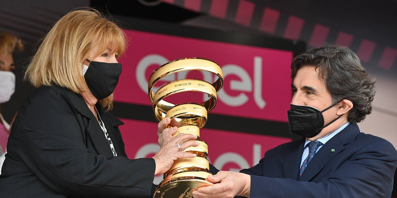 I tifosi del Giro d'Italia premiano il Pirata