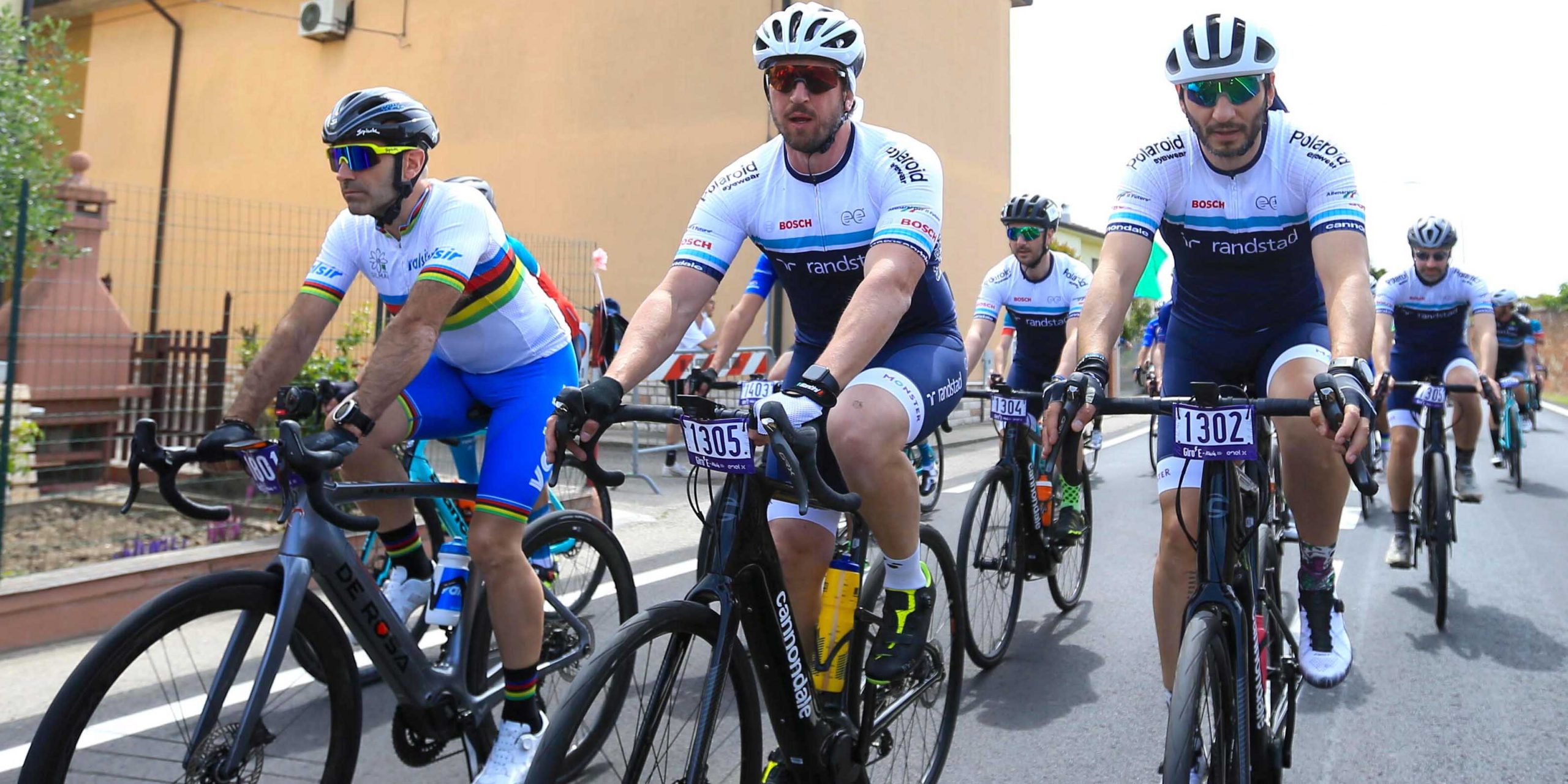 Il Giro-E arriva a Verona, dopo 76 chilometri. Un po’ di pianura prima di Sua Maestà lo Zoncolan