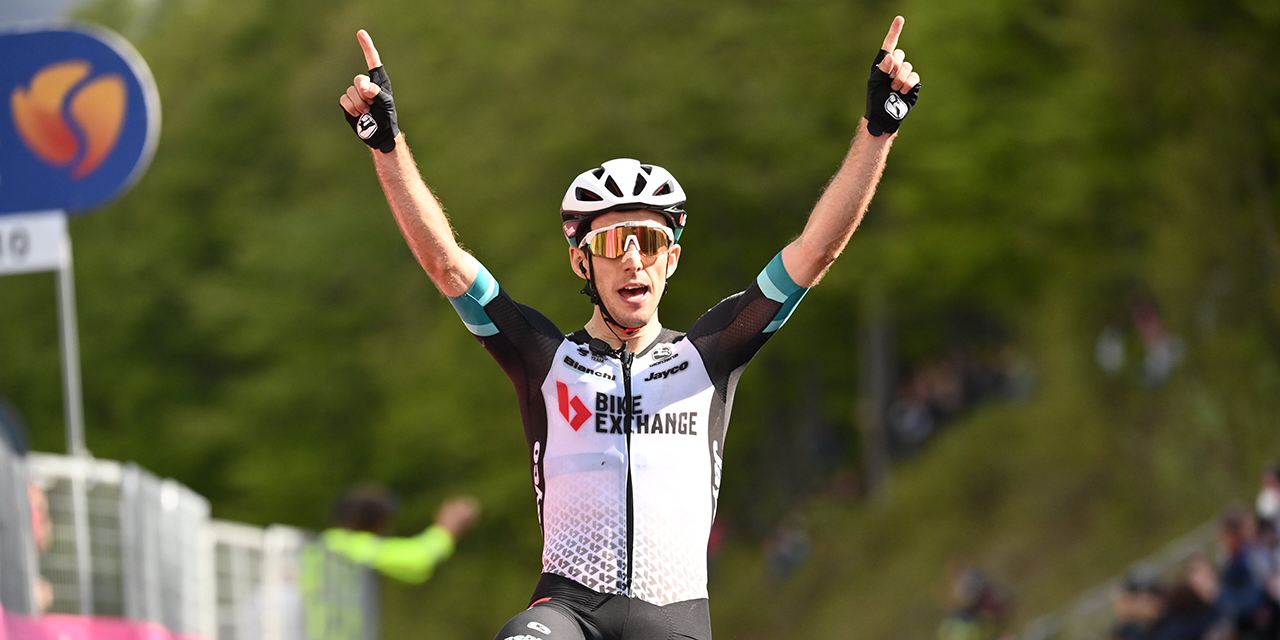 Simon Yates (Team BikeExchange) ha vinto la tappa 19 del centoquattresimo Giro d'Italia, la Abbiategrasso - Alpe di Mera (Valsesia), di 166 km.